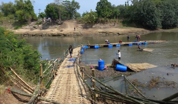 Diterjang Sampah Hanyut, Jembatan Sasak di Gadingan Sukoharjo Putus