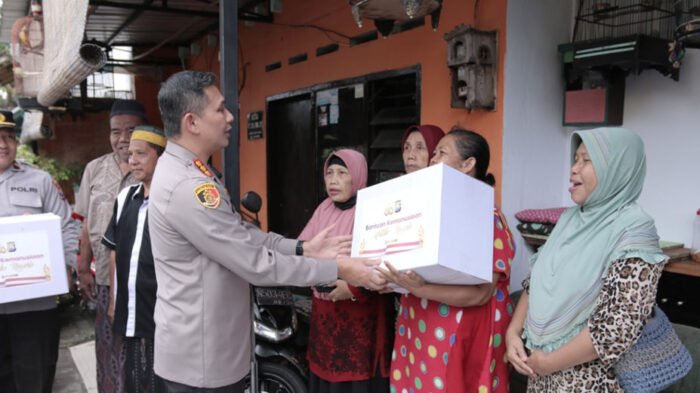Sambangi Warga Bantaran Rel Kereta Api, Kapolresta Malang Kota Distribusikan Bantuan Kemanusiaan untuk Negeri