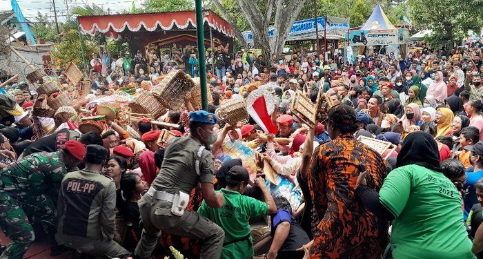 Kirab Budaya Grebeg Penjalin di Desa Trangsan Sukoharjo, Warga Rebutan Gunungan