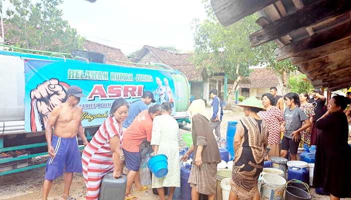 Atasi Dampak Kekeringan, Relawan Rumah Juang ASRI Blora Salurkan Puluhan Tangki Air Bersih