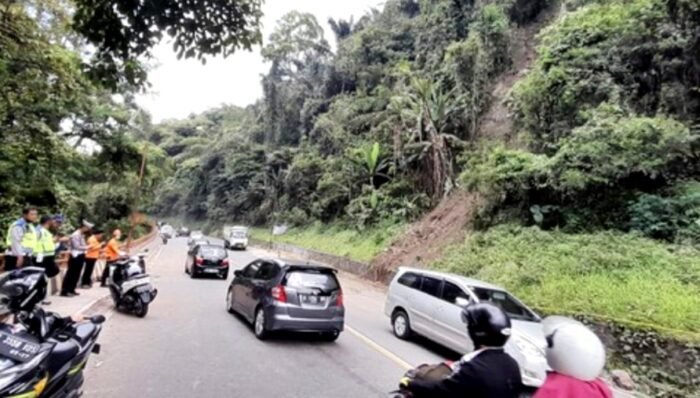 Batu Longsor Timpa 2 Mobil di Cadas Pangeran Sudah di Evakuasi, Lalu Lintas Kembali Normal