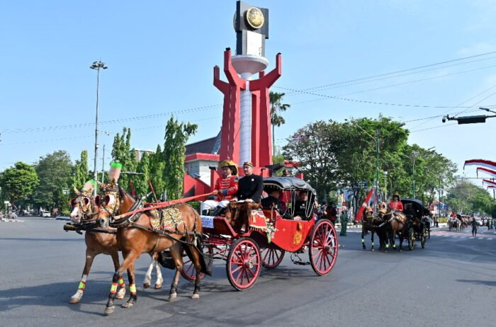 8 Kereta Kuda Meriahkan Kirab Petikan Hari Jadi Kabupaten Sukoharjo ke 76, Peserta Berpakaian Adat Jawa
