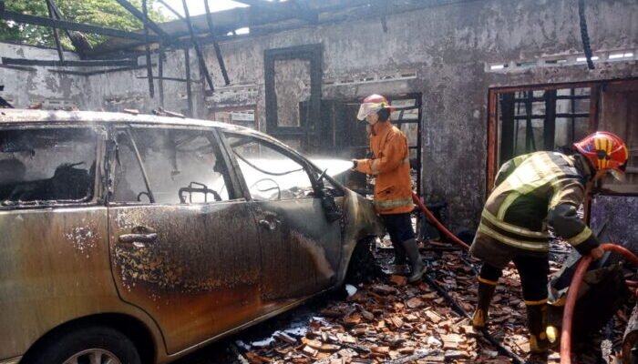 Rumah Singgah Karyawan Ayam Goreng Mbak Moel Begajah Sukoharjo Terbakar, 2 Innova Hangus jadi Korban