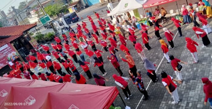 Haornas ke-39, PMI Banjarsari Solo Gelar Senam Lansia Bahagia dan Pasar Tani