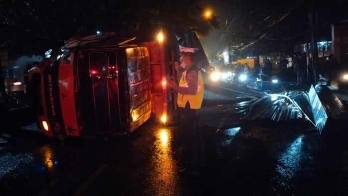 Truk Terguling Timpa Mobil di Singosari Malang, Polisi Respon Cepat Amankan TKP