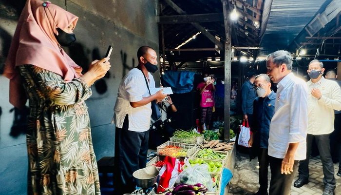 Jokowi dan Ibu Iriana Kunjungi Pasar Tradisional Rejoso Nganjuk