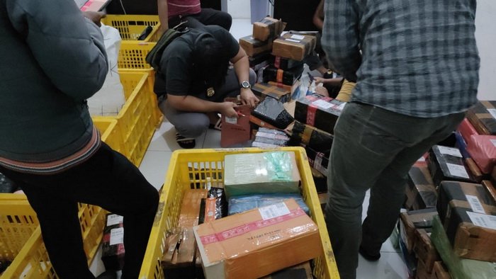 Sidak Perusahaan Jasa Titipan, Bea Cukai Malang Gagalkan Ratusan Pengiriman BKC Ilegal