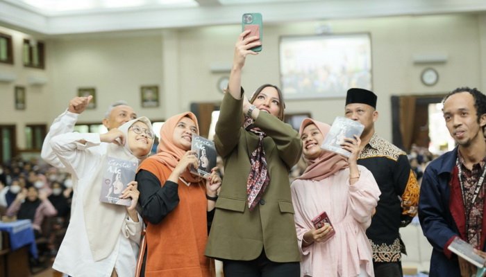 Saat Mahasiswa UMS Ketemu Nia Ramadhani: Jangan Pusingin Tanggapan Orang Lain