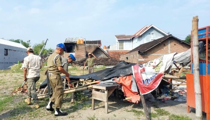 Mangkrak Diabaikan Pemilik, Lapak PKL di Bongkar Satpol PP Sukoharjo