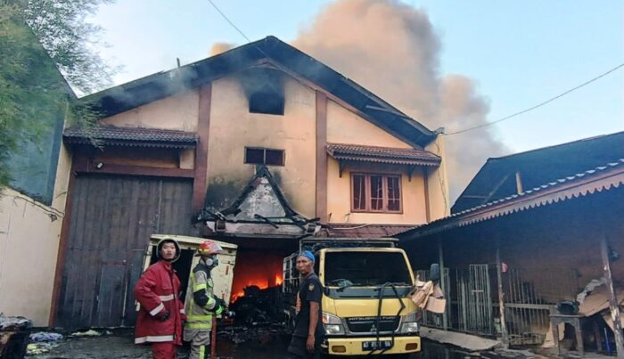 Kebakaran Hebat Gudang Kain di Manang Grogol, 9 Damkar Dikerahkan ke Lokasi