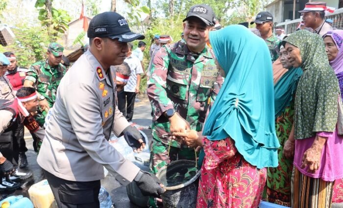 Sukoharjo Selatan Kekeringan, Polisi dan TNI Droping Bantuan Air Bersih
