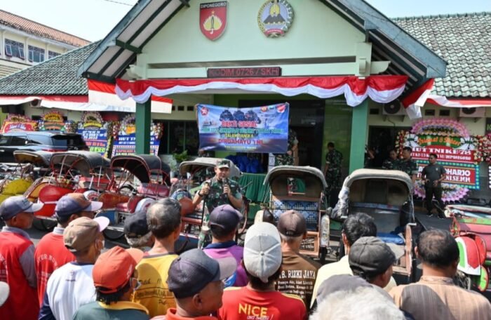 HUT TNI Ke-78, Kodim 0726 Sukoharjo Bagikan Sembako untuk 150 Pengayuh Becak