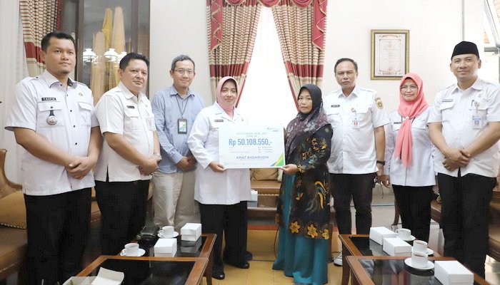 Bupati Purworejo Serahkan Santunan BPJS Ketenagakerjaan untuk Ahli Waris Kades Puspo