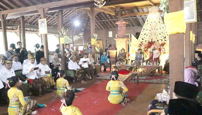 Inilah Tradisi Abon-Abon Demak, Penyerahan Minyak Jamas dari Keraton Kasultanan Surakarta
