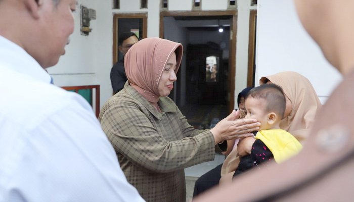 Bupati Purworejo Yuli Hastuti Kunjungi Keluarga Korban KDRT di Desa Sukowuwuh