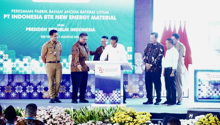 Presiden Jokowi Resmikan Pabrik Bahan Anoda Baterai Litium di KEK Kendal