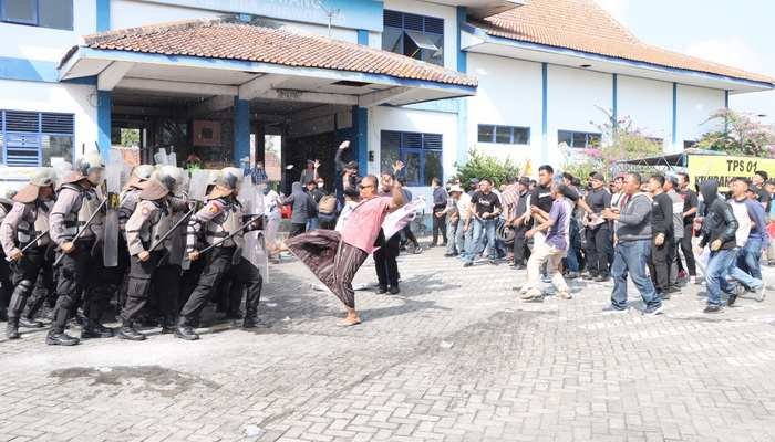 Jelang Pemilukada Polres Purworejo bersama TNI, Brimob, Damkar dan KPU Latihan Simulasi Sispamkota