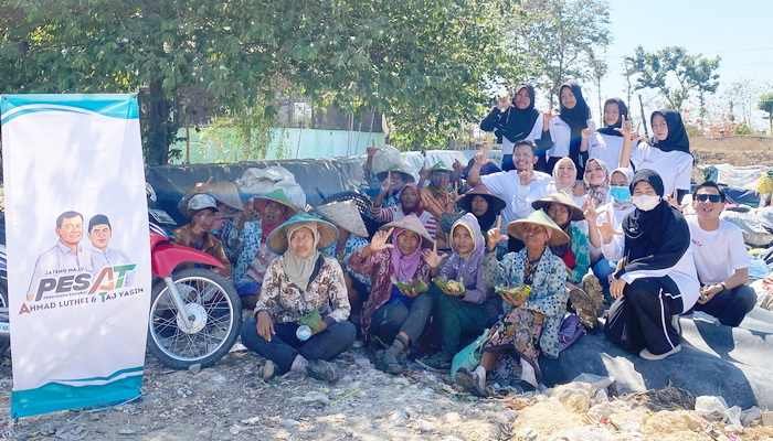 Tingkatkan Elektabilitas Ahmad Luthfi, Relawan PESAT Blora Bagikan Ratusan Nasi Bungkus