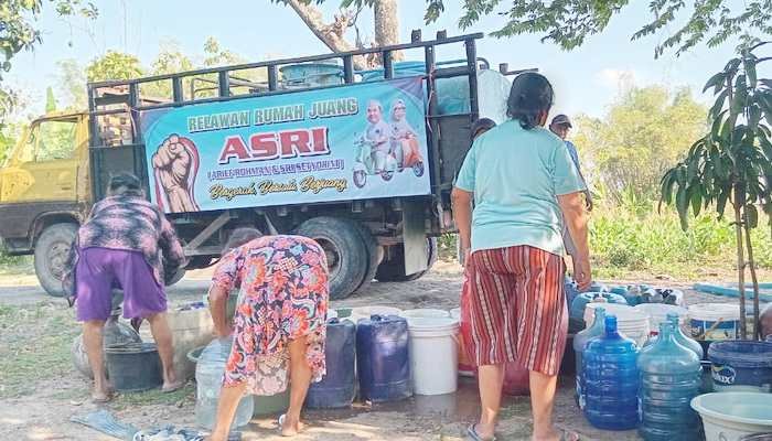 Relawan Rumah Juang ASRI Terus Gelontorkan Air Bersih Guna Atasi Dampak Kekeringan