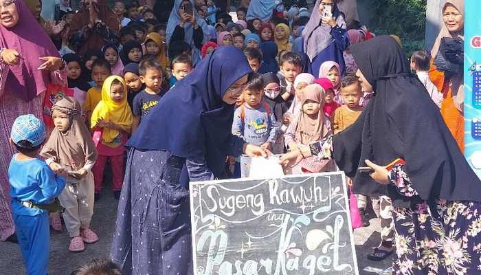 Latih Kepercayaan Diri Siswa, KBIT RA Alif Smart Surakarta Gelar Pasar Kaget