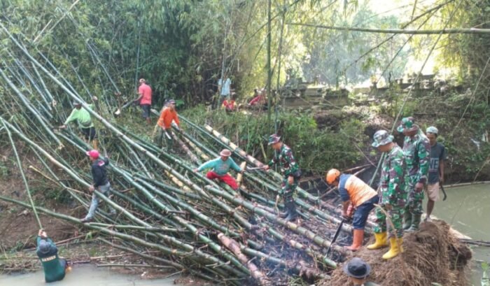 Ancaman Banjir di Sukoharjo, BPBD Lakukan Aksi Massal Bersihkan Sungai