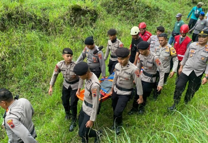 Butuh Waktu 4 Jam, Tim Gabungan Evakuasi  Mahasiswa Jatuh di Jurang Gunung Merapi