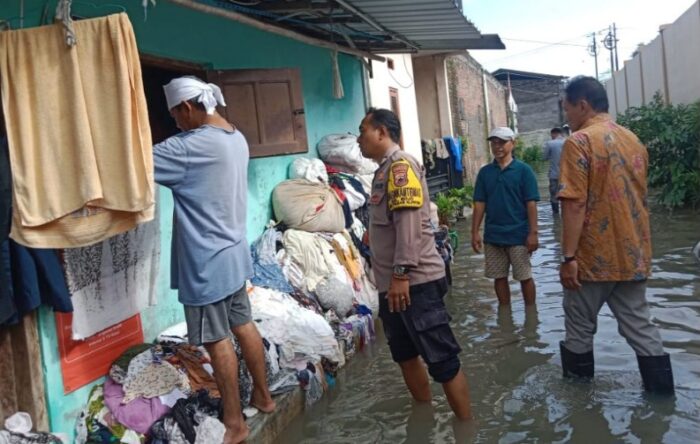 Belasan Rumah di Solo Kebanjiran, Polisi Turun Tangan Bantu Warga