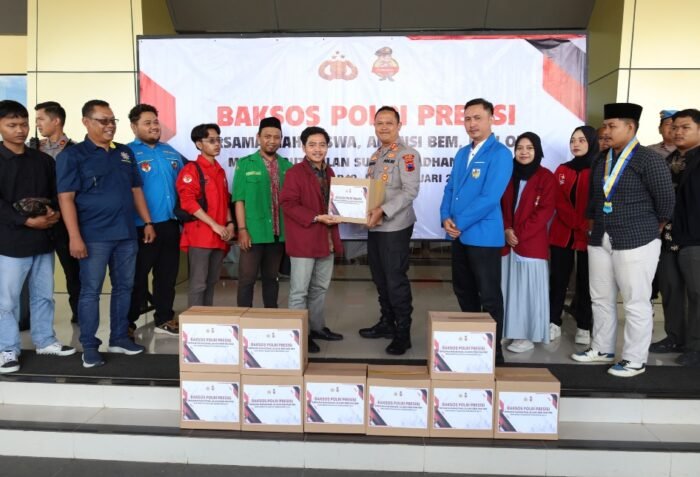 Baksos Polri Presisi, Polres Sukoharjo Berbagi Paket Sembako Bersama Mahasiswa dan OKP