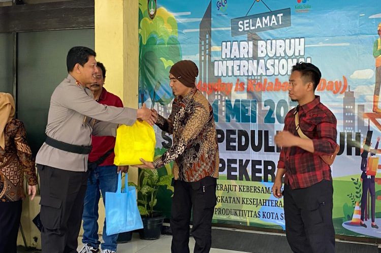 Peringatan May Day 2025 di Solo, Polisi dan Walikota Bagikan Sembako