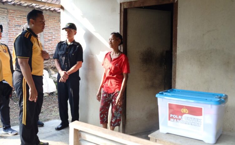 Jalan Sehat dan Aksi Sosial, Kapolres Sukoharjo Serahkan Bantuan Untuk Lansia