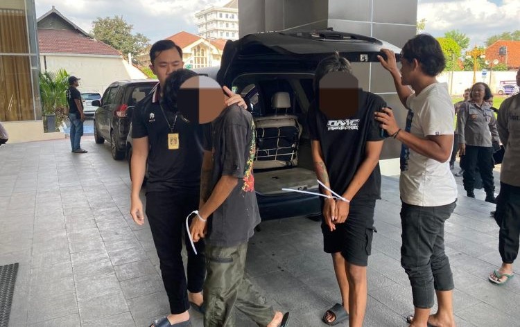 Terekam CCTV, Dua Pegawai Gudang Pencuri Barang Ditempat Kerja Ditangkap Polisi