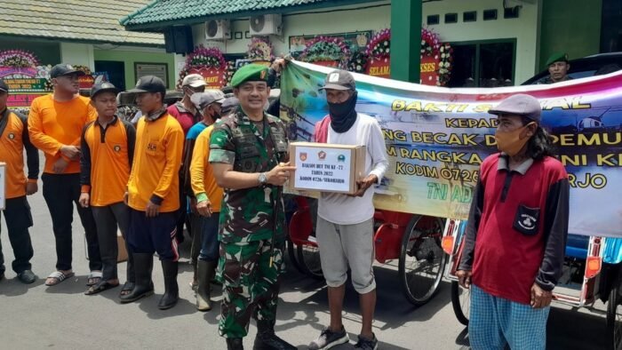 HUT TNI ke-77, Dandim Sukoharjo Makan Bersama Tukang Becak dan Serahkan Bantuan Sembako