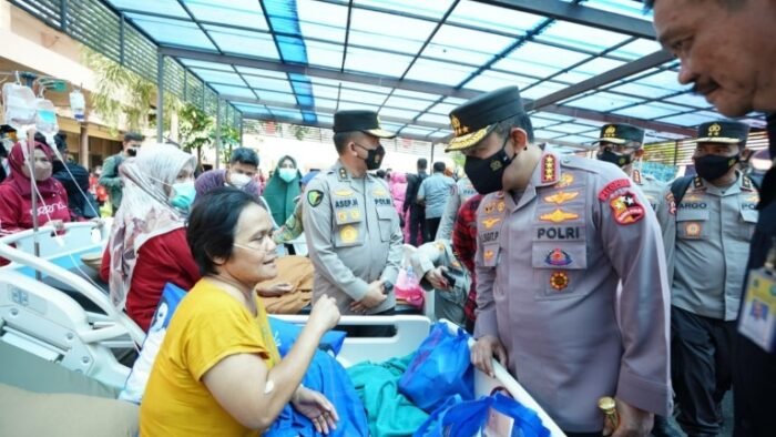 Pastikan Warga Dapat Bantuan Maksimal, Kapolri Cek Lokasi Gempa di Cianjur