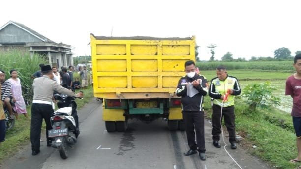 Lakalantas, Pengendara Motor di Jombang Tewas Teseret Dump Truk