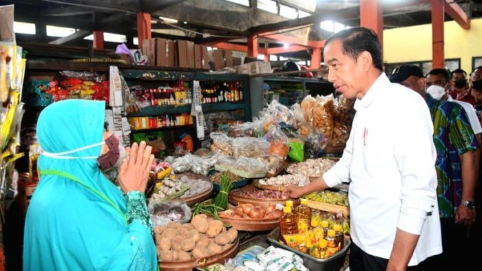 Cek Harga Kebutuhan Pokok, Presiden Jokowi Tinjau Pasar Sentul Yogyakarta