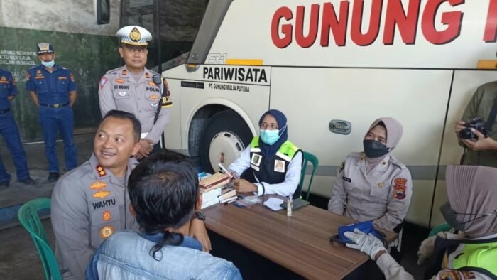 Cek Kesiapan Angkutan Lebaran, Satlantas Polres Sukoharjo Sambangi Garasi Bus