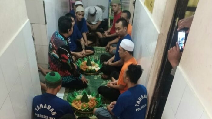Obati Rindu Keluarga Saat Lebaran, Polresta Surakarta Ajak Tahanan Makan Nasi Tumpeng