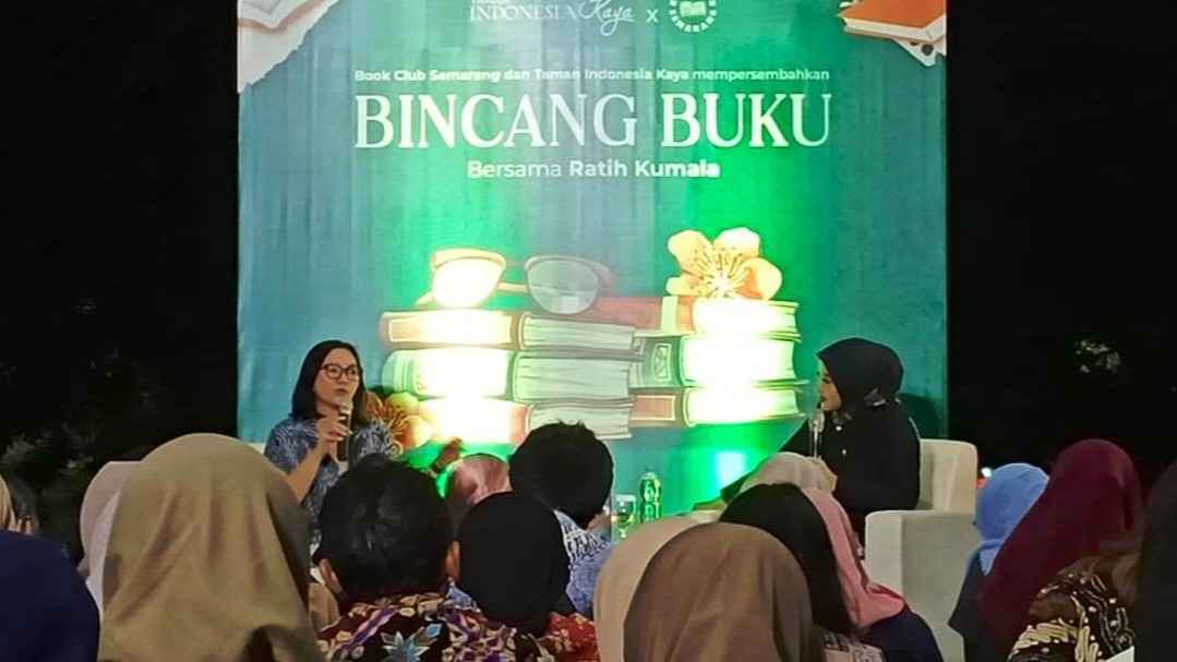 Bincang Buku Dengan Penulis Novel Gadis Kretek di Book Club Semarang