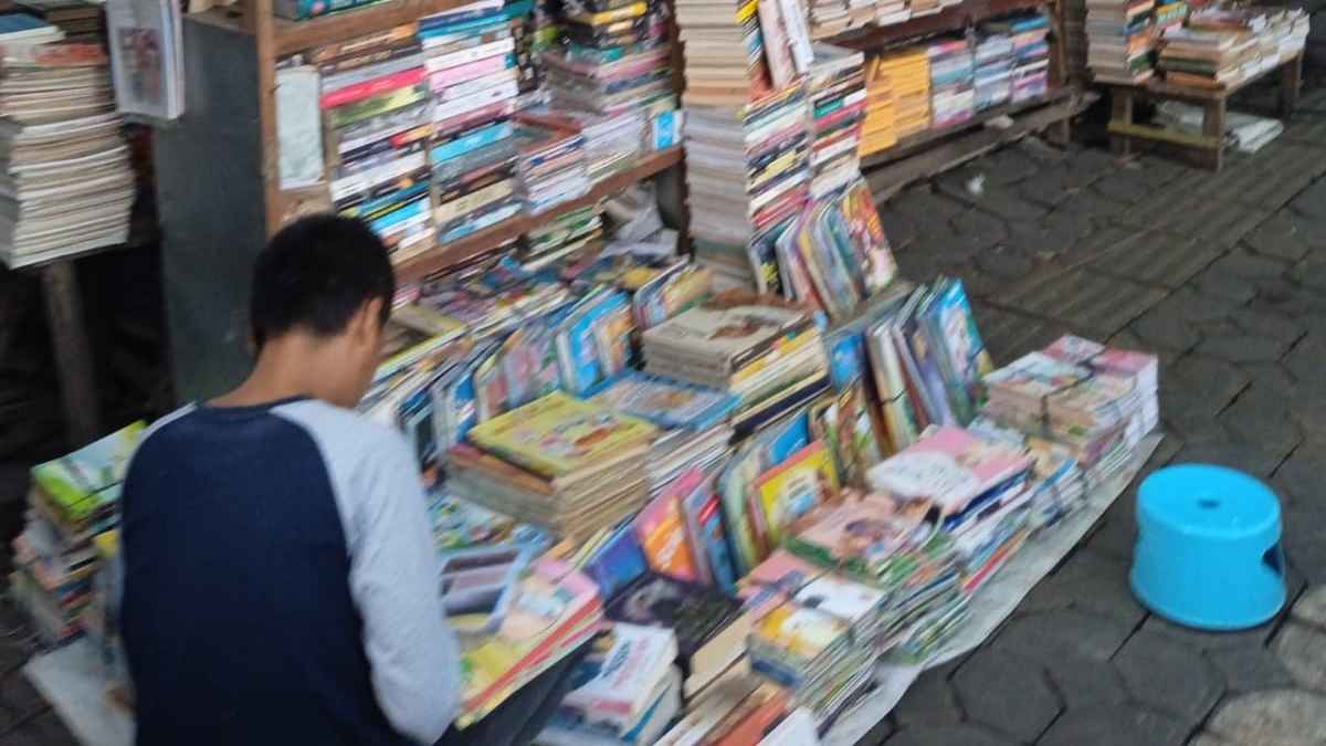 Pedagang Toko Buku Gladak Keluhkan Penjualan Buku yang Semakin Berkurang
