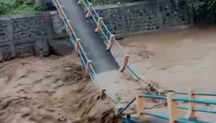 Banjir Bandang dan Longsor di Brebes, Jalan hingga Jembatan Terputus