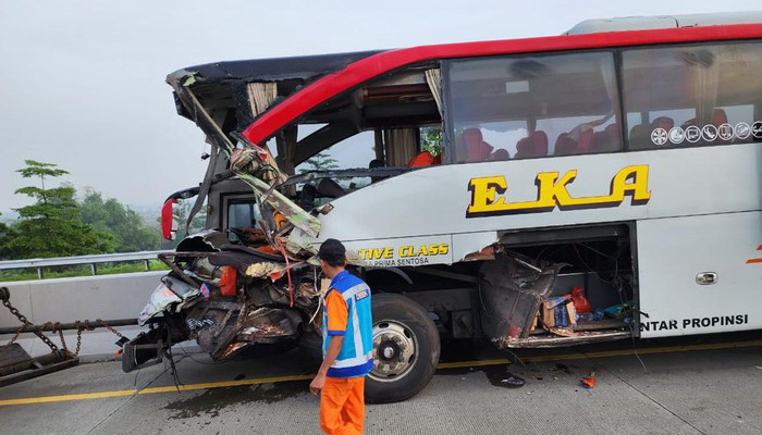 Kecelakaan Tol Solo-Kertosono: 1 Tewas, 3 Luka-luka Akibat Tabrakan Bus Eka dengan Truk Kontainer