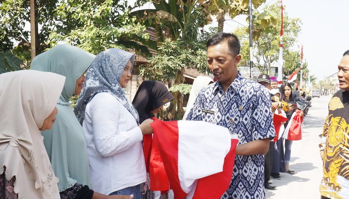 Jelang HUT RI Ke-79, Pemkab Demak Bagikan Ribuan Bendera Ke Masyarakat