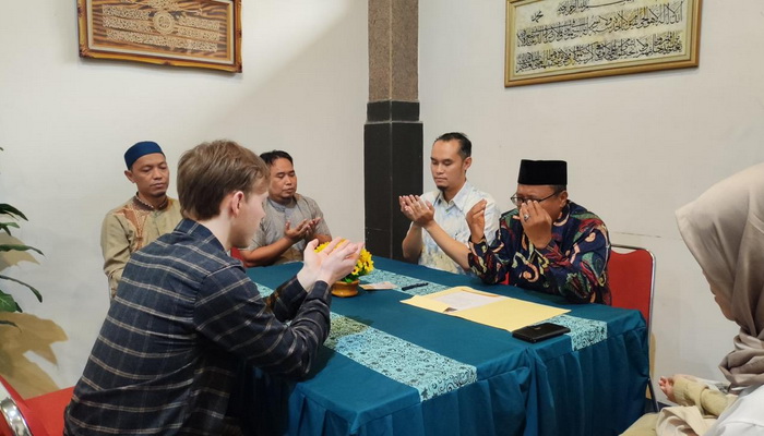 WNA Inggris Masuk Islam Melalui Mualaf Center Masjid Raden Patah UB