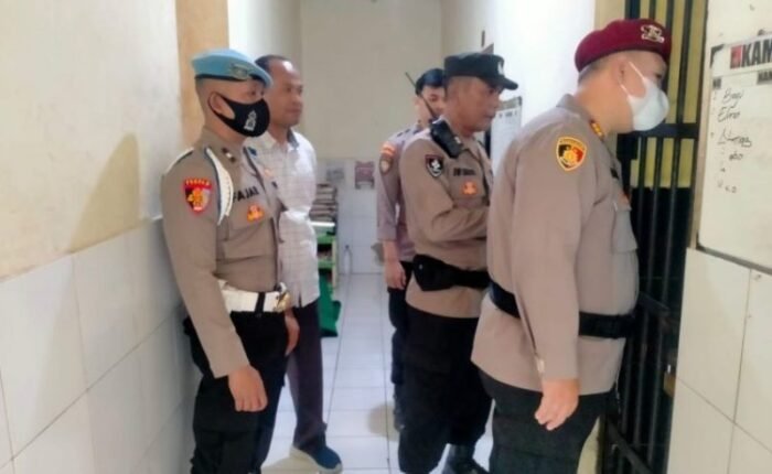 Piket Polresta Surakarta Cek Ruang Tahanan, Cari Barang Berbahaya