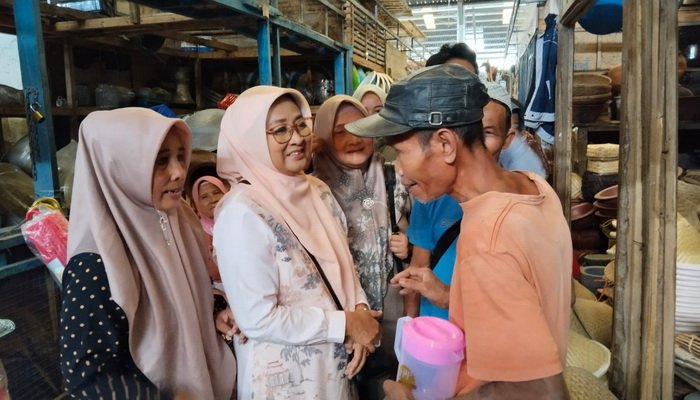 Ditemani Dua Mantan Bupati, Bacabup Kebumen Lilis Nuryani Blusukan ke Pasar Tradisional