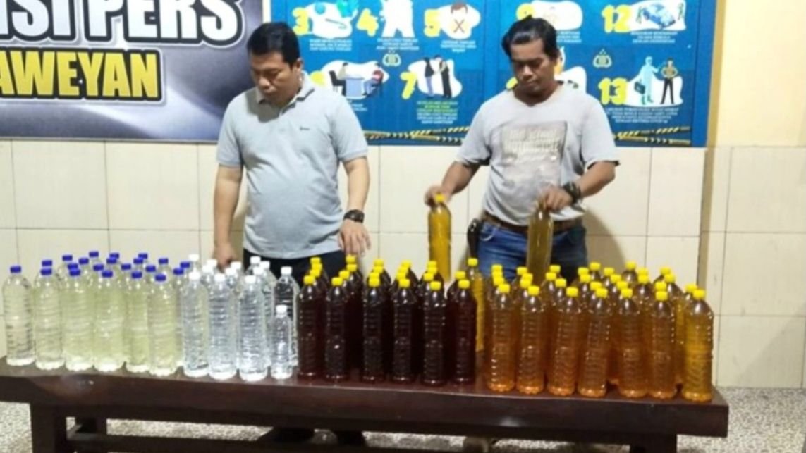Bawa Ciu 88 Botol, Sebuah Mobil Terjaring Razia Polisi di Kota Solo