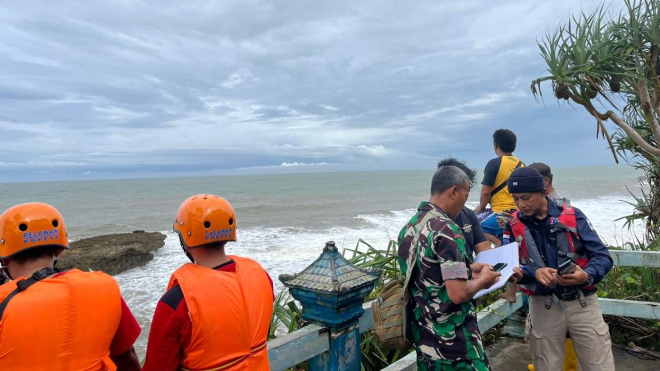 Tim SAR Dikerahkan Cari 3 WNI dan 2 WNA Tersapu Ombak di Pantai Jembatan Panjang Malang